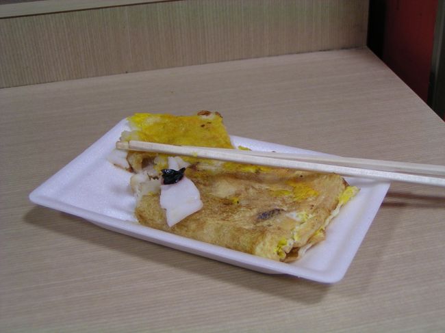 大阪駅で待ち合わせ、出会ったとたんに阪急の地下にあるフードコートにいか焼き屋へ、行列ができるほどのおいしい店だとか。まずは軽くジャブ攻撃。とってもおいしかった！<br />さあ、いよいよコテコテの大阪探検の始まり始まり！