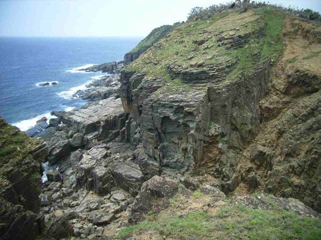 サンニヌ台展望台にて。<br />切り立った岩肌に打ち寄せる波。<br />『なんかさぁ、<br />　南の島っていう気がしないんだけど』<br />『うーん、そうだねぇ、日本海って感じ？』<br />『厳しい北の海、かな？』<br />いや、ここもれっきとした南の島なのだが。<br />