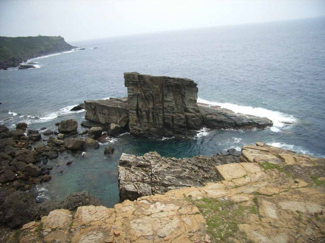 軍艦岩。軍艦のように見える巨大な岩礁。<br />海が青い。<br />こんなに海が青いのは、この島が<br />黒潮の流れる外洋に面しているから。<br />南の島らしくないのは、<br />海岸が砂浜でなく、岩場だから。<br />いま私は、自分の狭い常識から<br />ずっと遠く離れた所にいるのです。