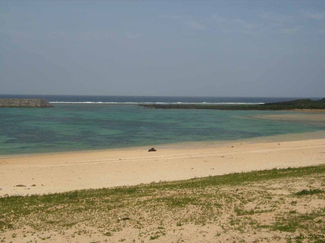 「診療所」前の静かで美しい浜は、比川浜。<br />この美しい浜を独り占め！<br />