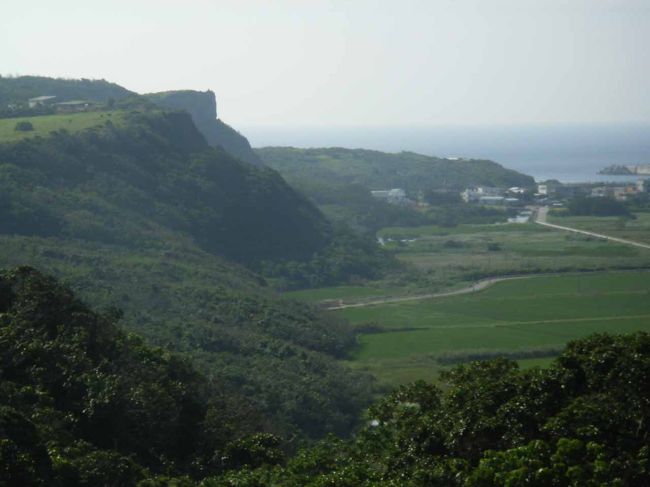 ティンダハナタと呼ばれる<br />高さ70mの切り立った崖。<br />自然の展望台。<br />さあ、あそこまで登ってみよう。