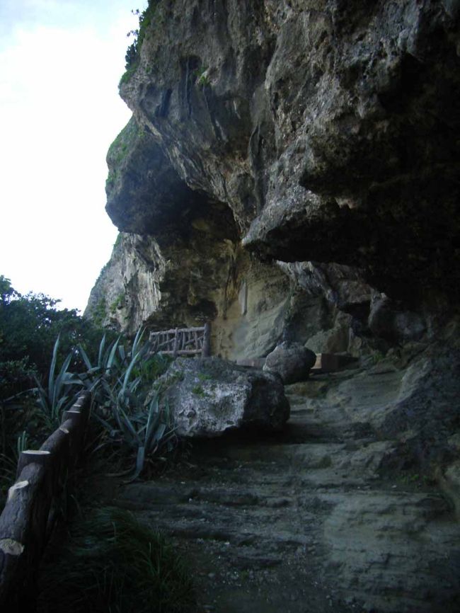 ティンダハナタ。<br />浸食された巨大な岩が<br />ちょうど屋根のようになっている。<br />湧水があり、ひんやりとして心地良かった。<br />