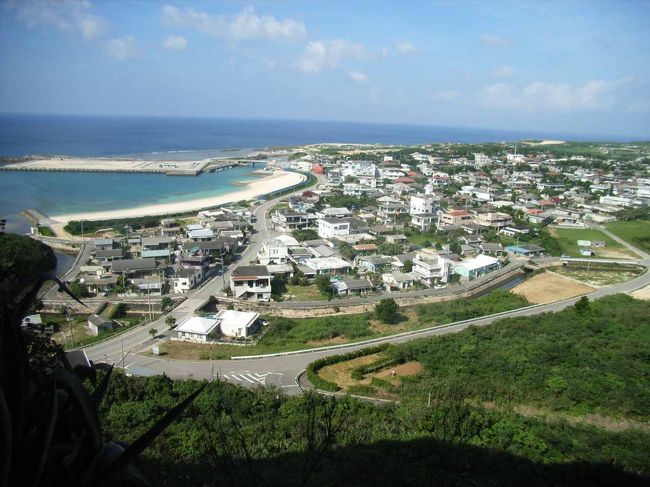 ティンダハナタから、与那国島で一番大きな集落、祖納（そない）集落を一望できる。<br />始めての場所なのに、なんだか懐かしい。<br />セミの鳴き声が聞こえる。<br />小学生の頃の夏休みを思い出すなぁ。<br />