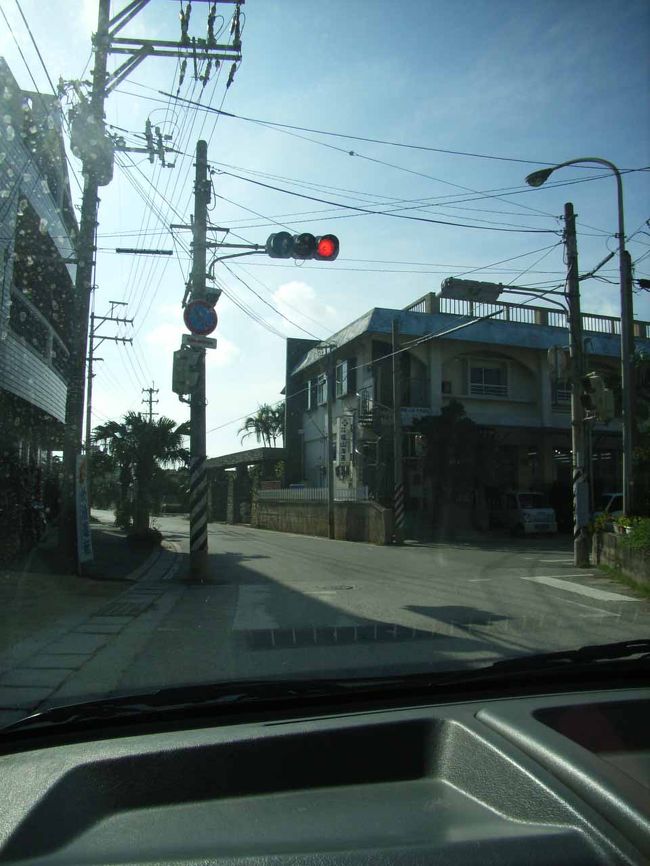 レンタカーを借りるとき、<br />「車を返す場所は、<br />祖納の信号のある交差点の近くです」<br />と言われた。<br />祖納集落の中に信号はたったひとつ。