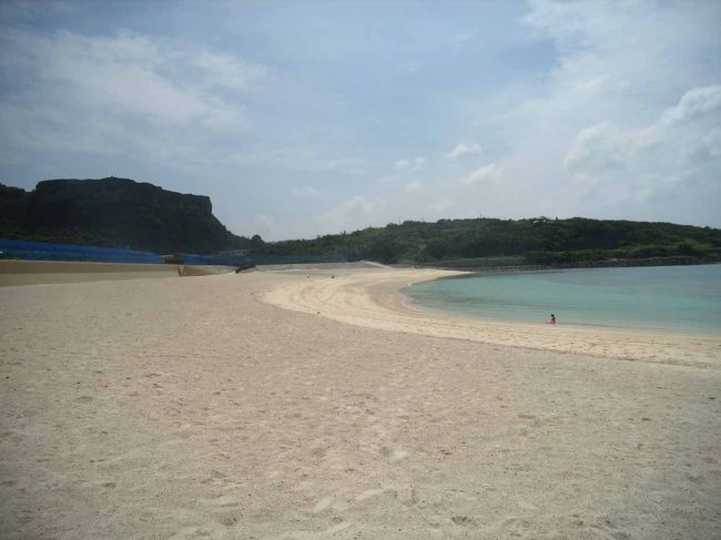 祖納の雑貨屋さんで麦わら帽子を買い、<br />小さなビーチ「ナンタ浜（波多浜）」で<br />ひと休みした。<br />この強い日差しはやはり南の島だ。<br />