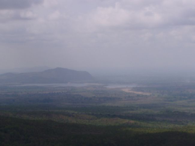 　頂上からの風景。バガンの周囲は緑が少ないと言われているが、意外とそうでもない。<br />　