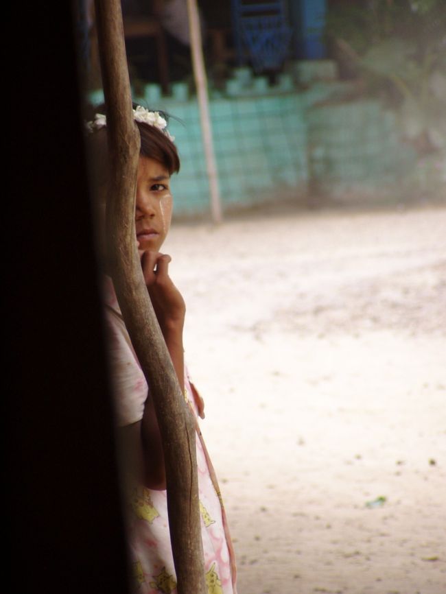 　神殿からドライバーの彼女がいる茶店へ降りると、二人は並んで座っていた。<br />　「三七のナッ神は見た？」<br />　「いや、見てない」<br />　「この先にあるよ」<br />　ドライバーの指さした方向へ歩くと、みやげものを売る子供たちが付いて来た。しつこくもうるさくもないので放っておいたら、２人が金魚の糞のようにくっついてきた。<br />　三七のナッ神は上で見たのと同様、マネキンが37体安置されているだけだった。<br />　茶店に戻ると、ミルクティーを出してくれた。一人のみやげ物売りの女の子がじっとこちらを窺っている。カメラを向けるとスッとうつぼのように柱の影に身を隠した。<br />　けっこうおいしいミルクティーを飲み終わり、勘定を聞くと、彼女は「ノーノー」と言って取り合わなかった。ありがとう。いいカップルだ。２人で真面目に働く、いい夫婦にになりそうだ。