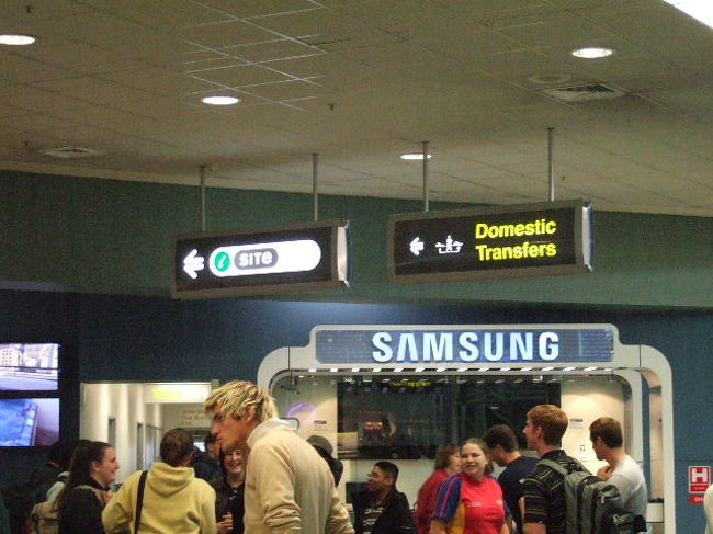 飛行機を降りると、免税店があったので、少し買い物をしたが、前の買い物客が時間がかかっていたため、その後、入国審査の列に並んだのは最後であった。が、在住のカウンターの方が終了し、そちらにも列が流れたため、早く済んだ。<br />その後、税関。食べ物は何を持って来たかと聞かれたので、お菓子を見せた。その後、何か言われたが、どうも「バナナ」としか聞こえない。果物のことは頭になかったのでバナナって？と思っていたら、「バナナやリンゴは持ってないね」ということであった。<br /><br />1〜4までだったと思うがテープで番号ごとに経路が分かれており、2番に行くように言われた。再度スーツケースを通し、出口を出た。<br /><br />出口を出て左に、国内線乗り継ぎカウンターがあるので（写真）、そこでチェックイン。