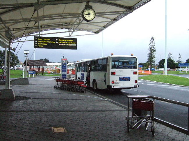 シャトルバスで国内線ターミナルへ移動。標識があるので徒歩でも行ける。多分10分くらい。<br /><br />外は寒いという感じよりも涼しいといった感じ。気温は10度と機内アウナウンスで言っていたかと。個人的には過ごしやすい気候である。