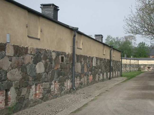 スオメンリンナの築城は1748年に、東の脅威を危惧したスウェーデンによって始められました。しかし、1809年にフィンランドがロシアの大公国になり、逆に東を守る役割になりました。