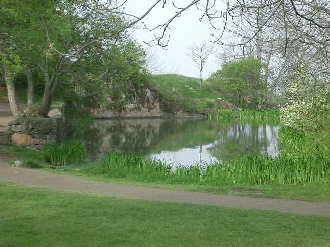 島の人口は現在９００人。教会、学校、商店がある。