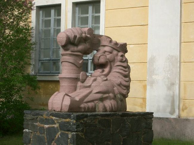 海軍学校の建物横の置物。