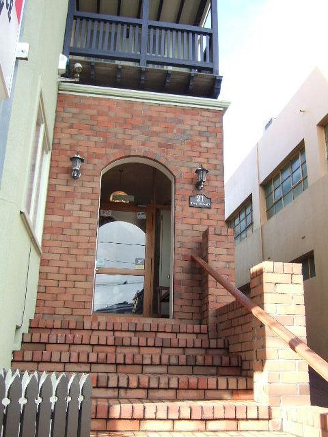 ホテル到着。2番手であった。降りると紫まで判明出来る、とっても色の濃い虹になっていた。<br />しかし雨も降っていたので、写真は撮らず（これはそのあと雨が止んだ時に撮ったもの）。<br /><br />