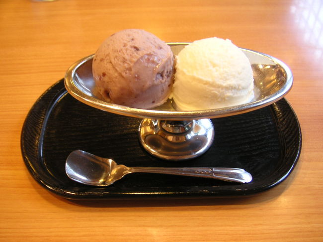 こちらはアベックアイスといって、確か260円<br />あずき本来のおいしさと、バニラは濃厚なミルク味で満足！<br />こりゃ近所にあったら買いに来たくなるわ。<br />