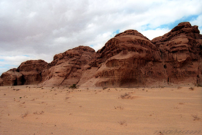 ワディ・ラム(Wadi Rum)<br />砂砂漠とは異なった趣