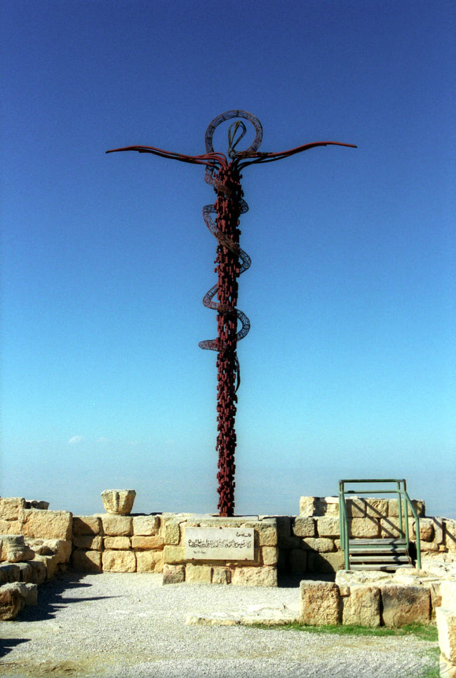 長い放浪に絶えかね不平不満を言うようになった多くの民は罰として毒蛇に噛まれて死んだ。人々は後悔しモーセが許しを求めて祈ると蛇の像を作り竿の先に掲げるように告げられた。蛇に噛まれた者も青銅の蛇を仰ぎ見ると治癒したという。<br />イエス磔刑の予型とされる旧約の話にでてくる青銅の蛇のモチーフ。現在でも薬屋のマークとして使われている。