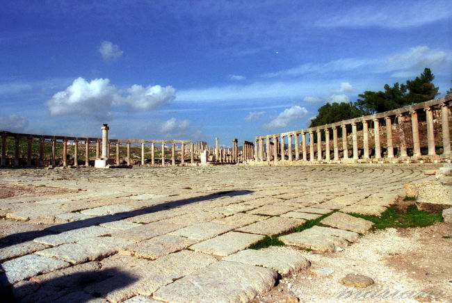 シリアのパルミラと比較される事の多いジェラシュ(Jerash)の遺跡。<br />こちらの方がコンパクトにまとまっている。
