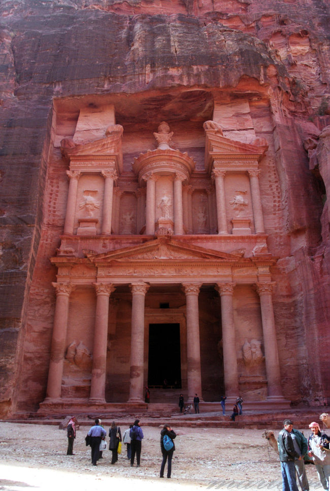 ナバテア人の交易都市として栄えたペトラ(Petra)。<br />長く続く岩間を抜けていくと最初に現れるのがこのエルハズネ(El Khazneh）。「インディー・ジョーンズ 最後の聖戦」の舞台となった。<br />