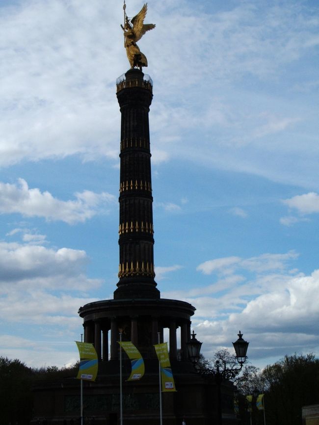 そしてたどりついた戦勝記念塔ジ-ゲスゾイレ。上にあがることもできますが、今回はかなりバテバテだったこともあり、上りませんでした。下から見上げた限りではかなり狭そうでしたが。<br /><br />