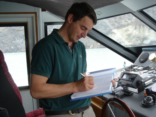 キャプテンが写真集へサインをしてくれた