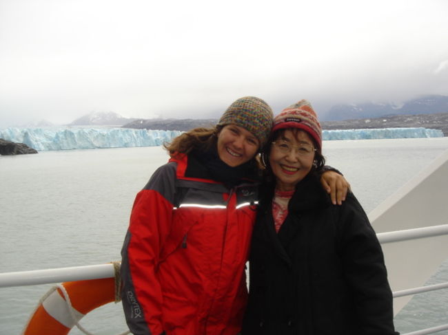 ガイドさんとウプサラ氷河をバックにして