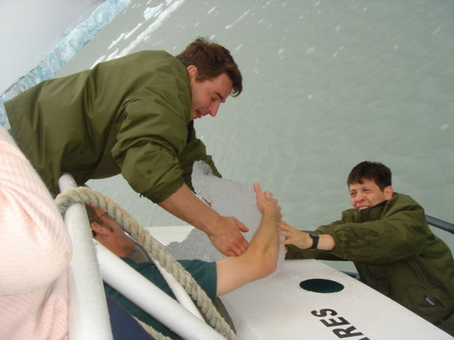 クルーが流れて来た氷塊を取りあげた