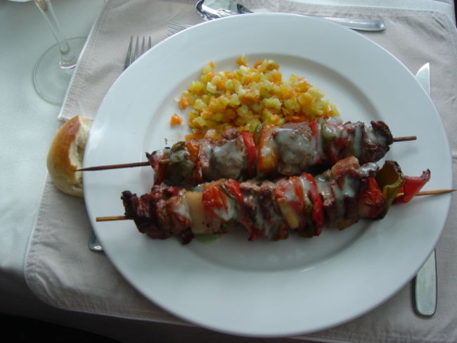 氷河を見ながら船の上での昼食　スープ・ラムの串焼き・デザートはアップルパイ