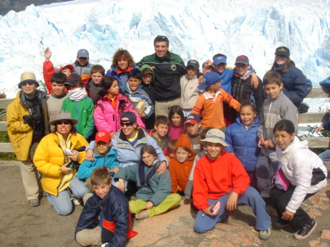 氷河をバックに子供たち