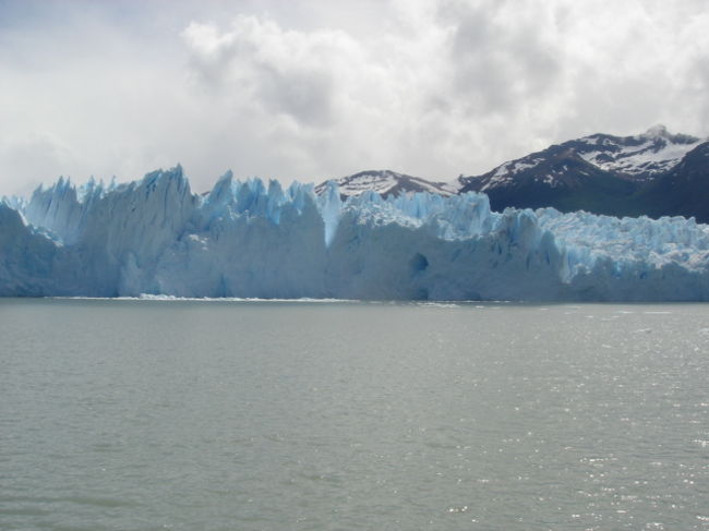 船に乗って氷河の南面にも近づく