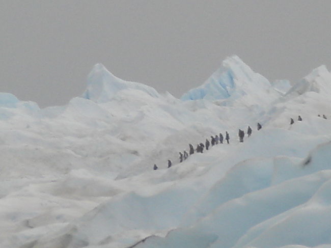 氷河の上を歩いている人たち