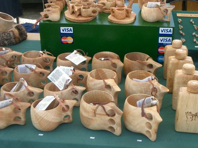 木でできたカップ。