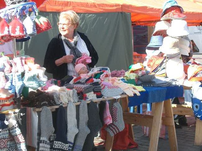 おばさんたちは、商売しながら、売り物の編み物をしていました。