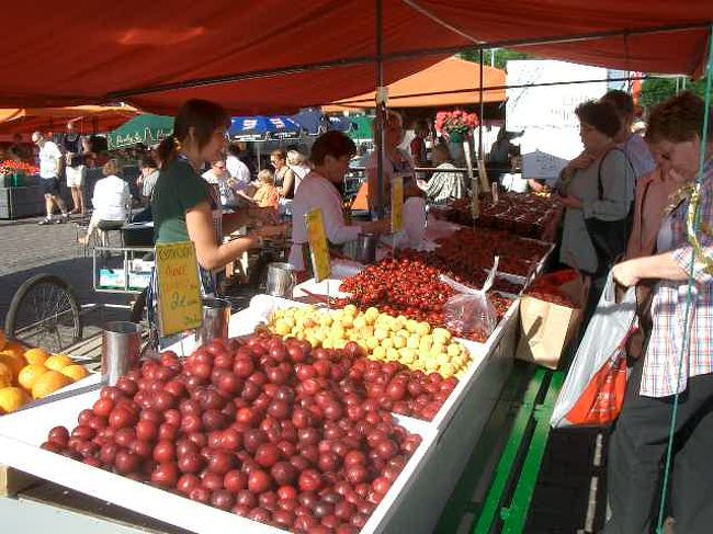 いちごやさくらんぼは容積で量り売り。