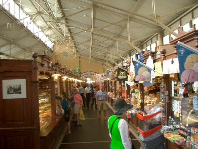 屋内マーケットもあります。