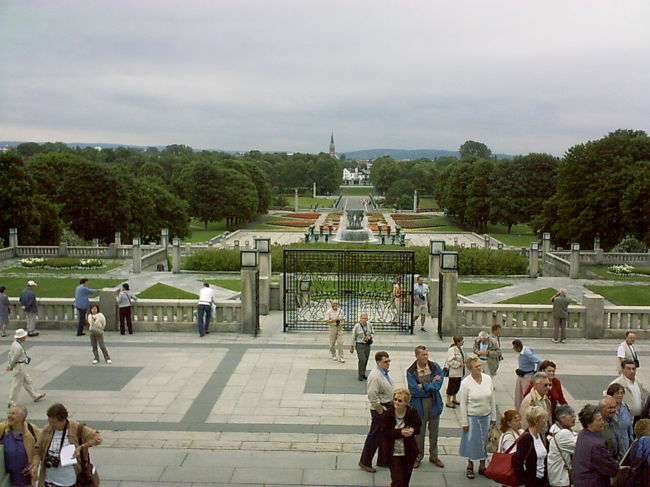 オスロのフログネル公園。<br /><br />人口密度が少ないのに、あっ！という間に<br />同じツアーの人が、スリに遭いました。