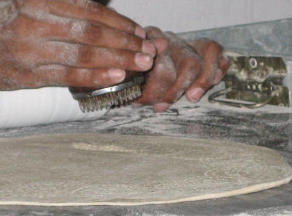 お客が立て込んでくると<br />真ん中へんにだけ申し訳程度にスタンプを押してる。<br />レース模様みたいできれい。