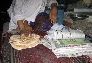 できあがりを新聞紙に包んでくれます。<br />それをみて眉をひそめるリリー。<br /><br />でも帰りの車のなかには香ばしい匂いがいっぱいにひろがって<br />食欲をそそります。<br />「お茶にしましょ、アフタヌーンティに。電子レンジでチンするから大丈夫よ。」<br />