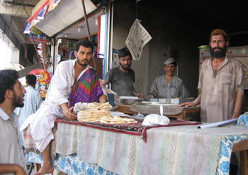 仕立て屋の斜向かいに行列のできる（ってきちんとした行列じゃないけど）<br />ロティ（パン）屋さんがありました。<br /><br />車で乗りつけて10枚、20枚と買っていく人<br />自転車でやってきてあれこれ注文する人<br />子供も大人も学生も。<br />私も2枚注文してみました。1枚3ルピー（6円）。<br /><br />「ゆ、勇気があるのねえ。」とリリー。