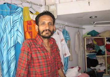 そこは女性物ばかりを扱う小さな仕立て屋で<br />当然、6人の職人は男ばっかです。<br /><br />ちゃんとパンタロンの色味にあわせた裏生地を使って<br />きちんと仕上げてくれました。ポケット２個で200円。