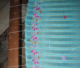 手刺繍の職人はまだ若いお兄ちゃん。<br />写真はカンベンだけど作品はＯＫとのことでした。