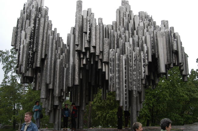 ステンレスパイプのモニュメント。彫刻家エイラ・ヒルトゥネンによるシベリウス公園内にて<br />