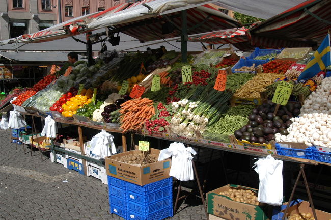 「ヒュートリエット」。色とりどりの花、野菜、果物の市場<br />