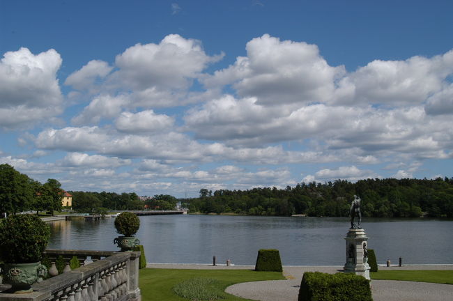 「ドロットニングホルム宮殿」より、南を望む。雲の形が印象的でした<br />