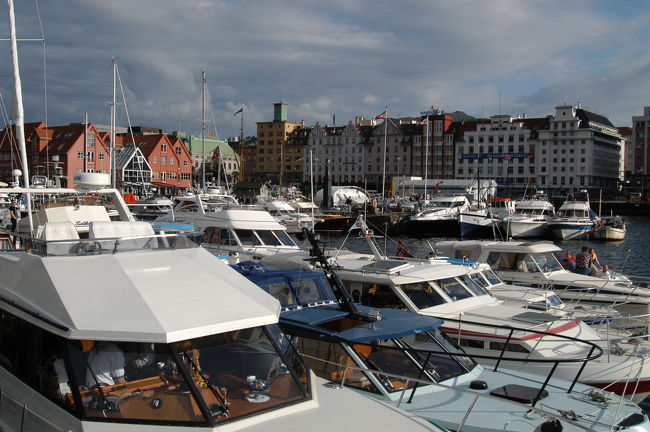 ベルゲンの港に係留されているヨット。<br />