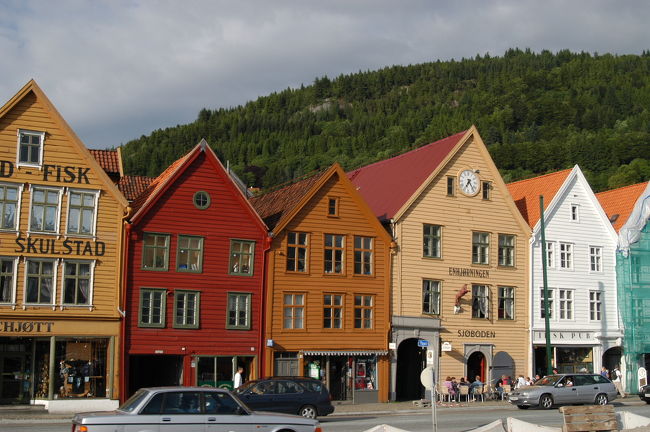 ベルゲン・ブリッケン地区。独特の三角屋根の木造建築が立ち並ぶ。世界遺産に登録されている<br />