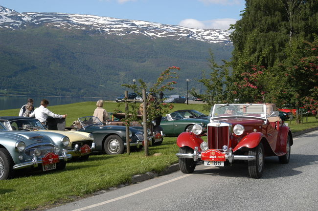 「アストンマーチン・ＭＧ」。フロム鉄道・ヴォス駅近くにて<br />