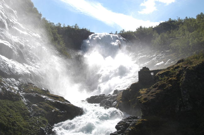 「ショースの滝」。ラインウンガ池より流れ出る。<br />