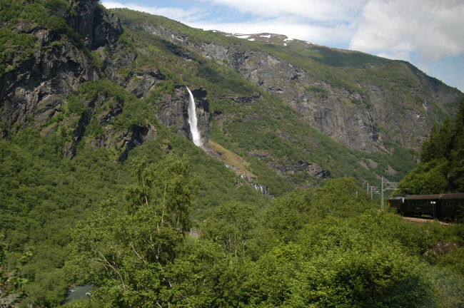 名も無い滝。右は「フロム鉄道」<br />