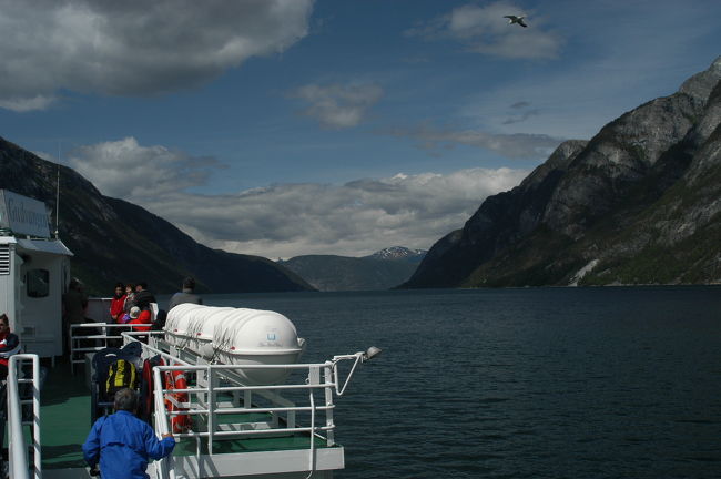 「ソグネフィヨルドクルーズ」。ソグネフィヨルドは全長２００Ｋｍの世界一長く深いフィヨルド。<br />