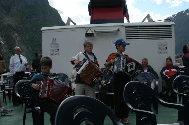 小学生の生演奏。「ソグネフィヨルドクルーズ」の船上にて<br />